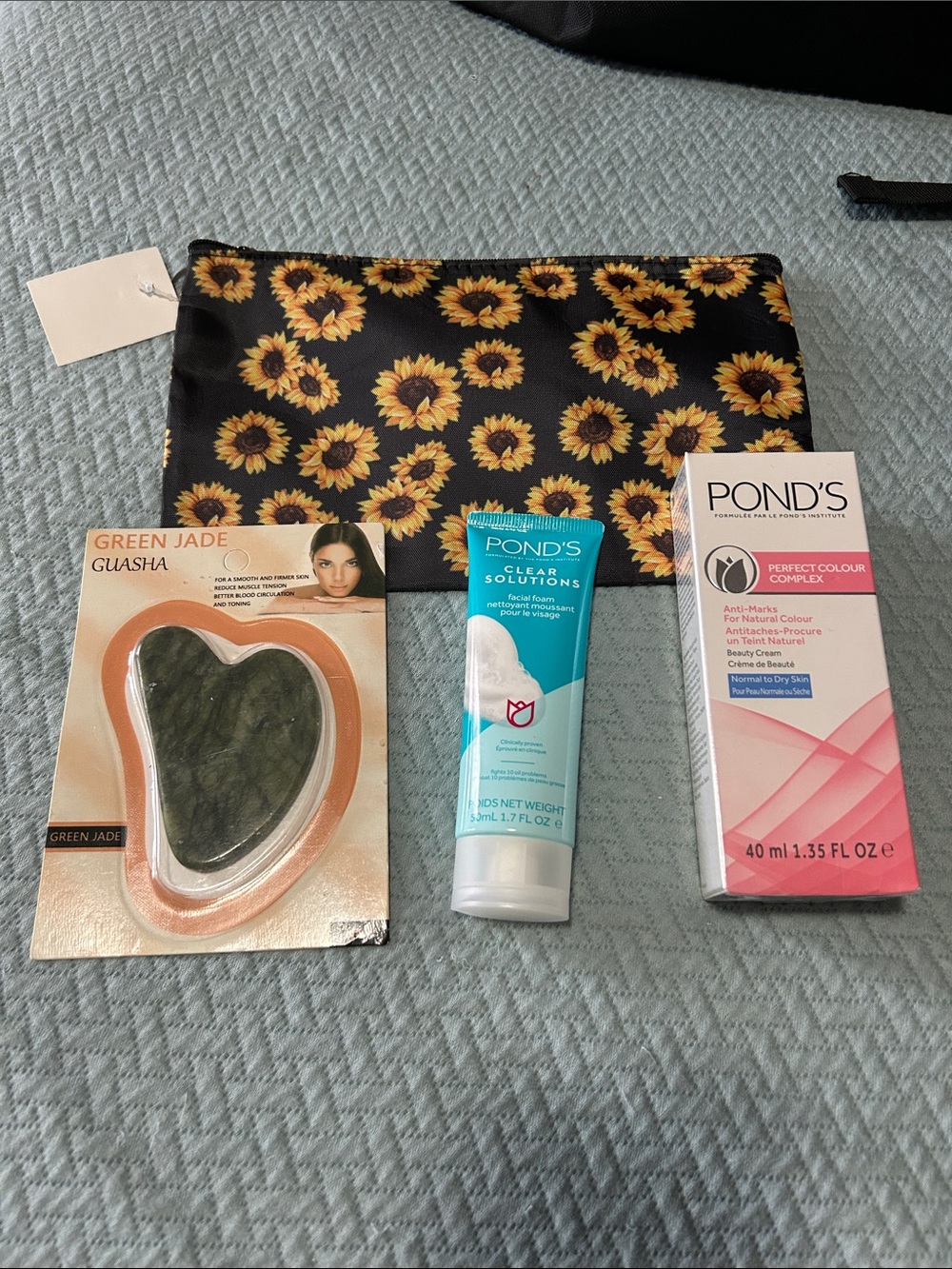 Pond's  4 pcs  set  Facial  set  in Original packaging.